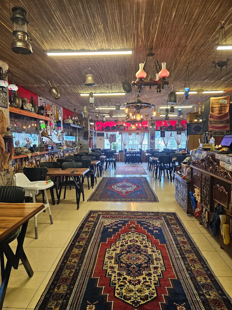 Kilimli, antika dolu nostaljik salon