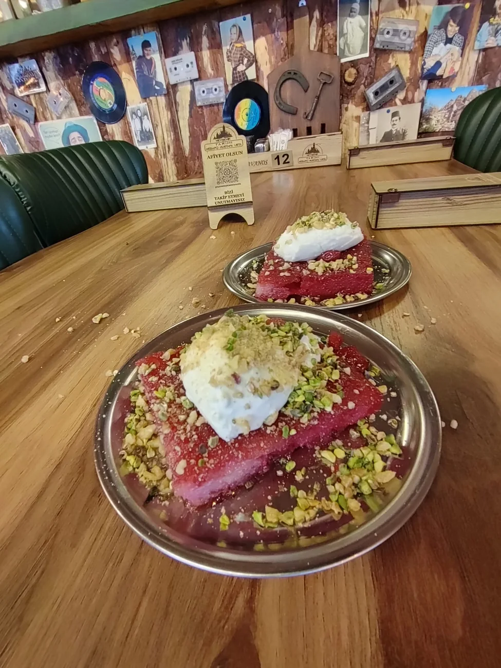 Fıstık ve kaymakla servis edilen ekmek kadayıfı